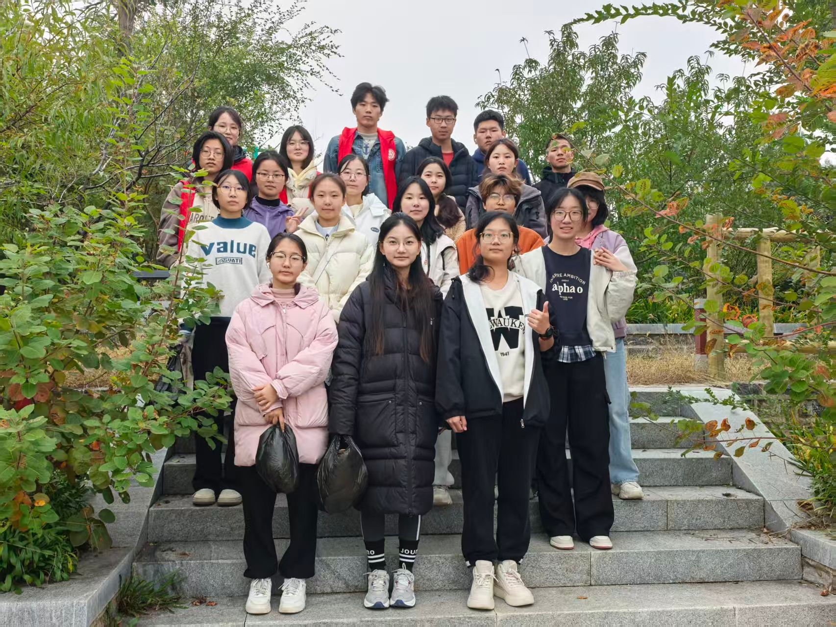 糖心视频阳光先锋青年志愿者协会开展“秋日净山，守护青绿”活动