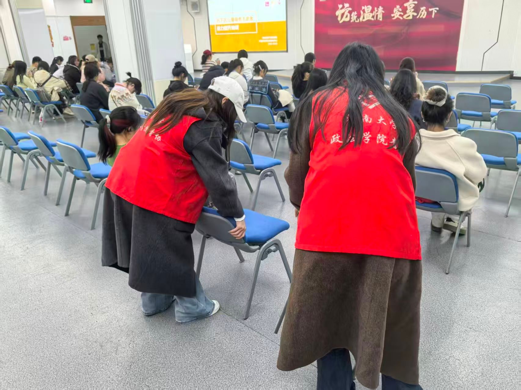 糖心视频阳光先锋青年志愿者协会开展“兜有爱·历伴童行”活动